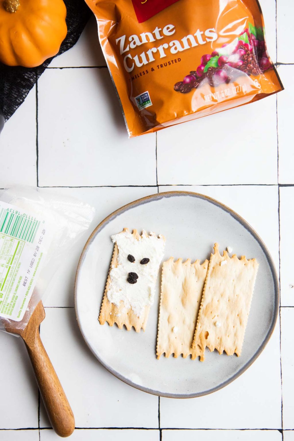 kid-friendly-halloween-snack-board-easy-assembly