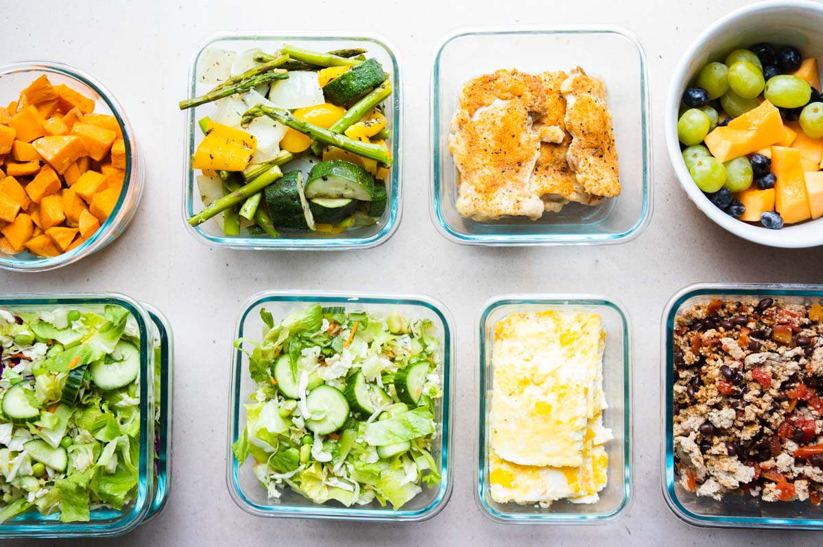 glass meal prep containers filled with various meals for high protein meal prep 